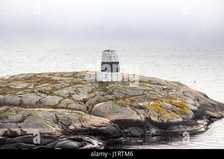 Mark/Navigation mer signe. Sur la côte suédoise. Banque D'Images