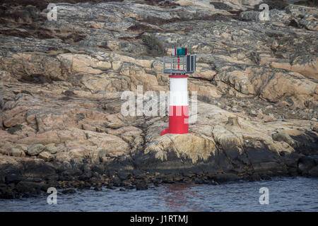 Mark/Navigation mer signe. Sur la côte suédoise. Banque D'Images