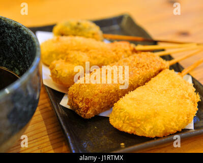 Tempura de poisson frit coller sur plateau noir Banque D'Images