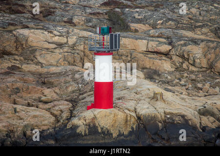 Mark/Navigation mer signe. Sur la côte suédoise. Banque D'Images