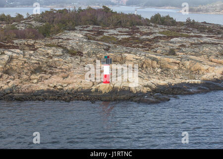 Mark/Navigation mer signe. Sur la côte suédoise. Banque D'Images