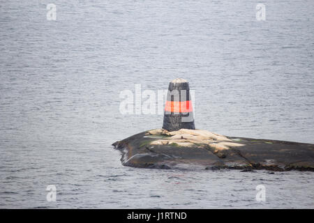 Mark/Navigation mer signe. Sur la côte suédoise. Banque D'Images