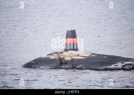 Mark/Navigation mer signe. Sur la côte suédoise. Banque D'Images