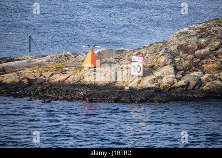 Mark/Navigation mer signe. Sur la côte suédoise. Banque D'Images