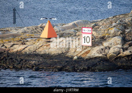 Mark/Navigation mer signe. Sur la côte suédoise. Banque D'Images