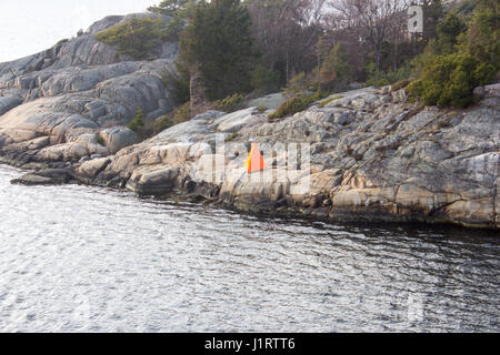 Mark/Navigation mer signe. Sur la côte suédoise. Banque D'Images