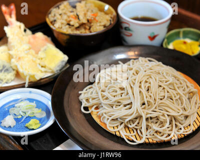 Nouilles udon ramen frit frit avec des crevettes tempura Banque D'Images