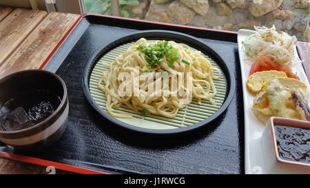 Les nouilles Udon avec salade et légumes sur des tables en bois Banque D'Images