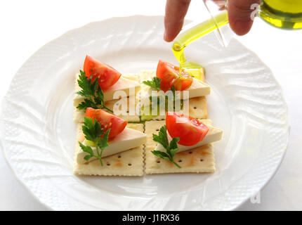 Biscuits au fromage avec des tomates et de l'huile Banque D'Images