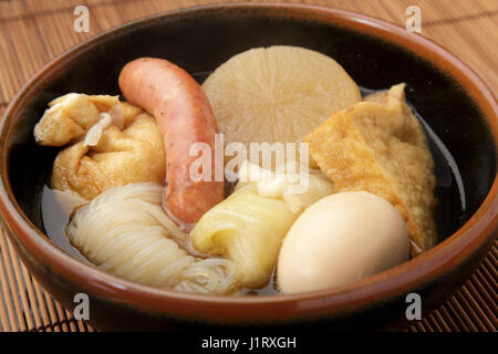 Nouilles chinoises avec saucisses, œufs et radis waton Banque D'Images