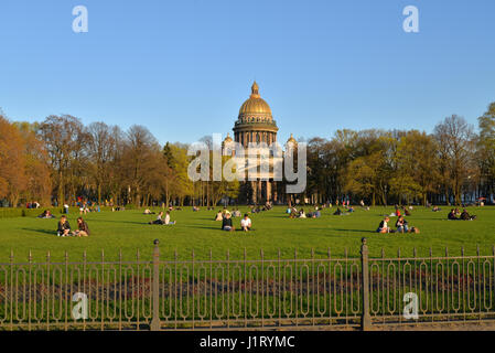 Vue de la cathédrale Saint-Isaac, la place du Sénat et les touristes sur la pelouse du peuple à Saint-Pétersbourg Banque D'Images