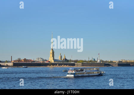 ST.Petersburg, RUSSIE - Mai 05, 2016 : Plaisir voile flotte sur la rivière Neva sur l'arrière-plan de la forteresse clair en été dans Saint-Petersbur Banque D'Images