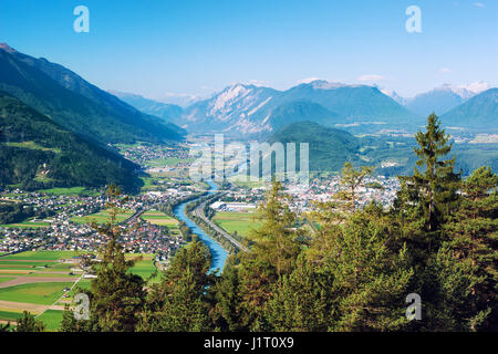 Vue panoramique vue à vol d'oiseau des villes Rietz, Telfs Pfaffenhofen, et la rivière Inn, dans le Tyrol, Autriche (Europe). Banque D'Images