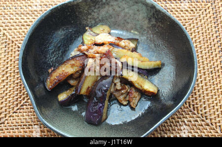 Aubergines grillées en noir bol asiatique Banque D'Images