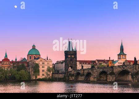 Le célèbre pont Charles au coucher du soleil à Prague en République Tchèque Banque D'Images