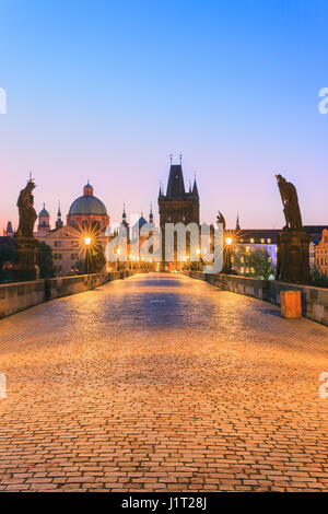 Le célèbre pont Charles au lever du soleil à Prague en République Tchèque Banque D'Images