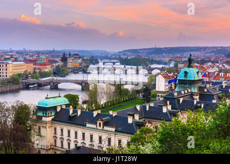 La vue de Letenske Sady sur la ville de Prague et la rivière Vitava en République Tchèque Banque D'Images