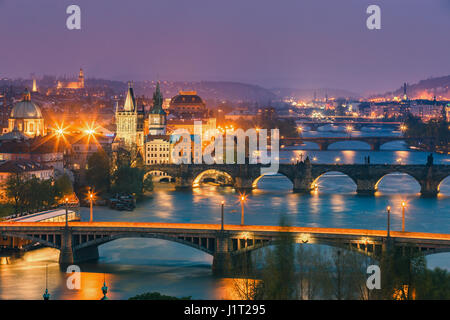 La vue de Letenske Sady sur la ville de Prague et la rivière Vitava en République Tchèque Banque D'Images