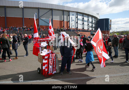 En vente de marchandises à l'extérieur du stade avant la Scottish Cup, demi-finale match à Hampden Park, Glasgow. Banque D'Images