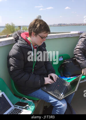 Press Association journaliste Eleanor Crooks en Roumanie. Banque D'Images