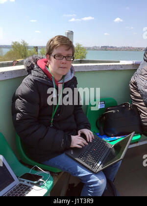 Press Association journaliste Eleanor Crooks en Roumanie. Banque D'Images