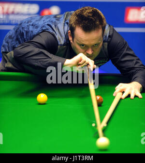 Shaun Murphy durant son match contre Ronnie O'Sullivan le huitième jour du Championnat du monde de snooker Betfred à The Crucible Theatre, Sheffield. Banque D'Images