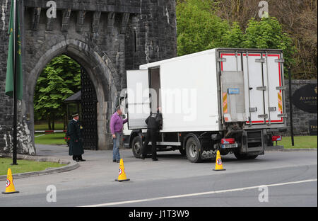 Contrôle de sécurité un van à l'extérieur de Ashford Castle dans le comté de Mayo, où la star du golf Rory McIlroy est de se marier avec Erica Stoll. Banque D'Images