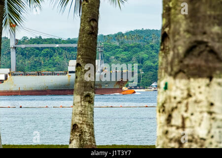 Cargo conteneurs passant par canal, Philippines Banque D'Images