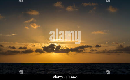 Lever de soleil sur l'horizon de la mer du Nord Suffolk Aldeburgh Banque D'Images