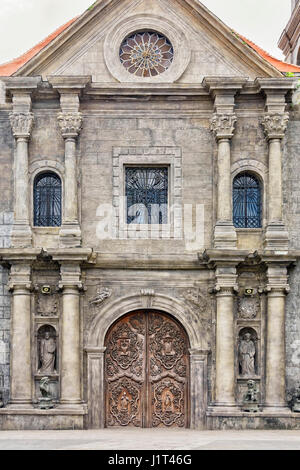 En bois finement sculptés et ancienne porte de l'Église Catholique Banque D'Images