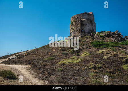 Tour de San Giovanni de corinthian ruines de Tharros village sur une belle journée ensoleillée dans la péninsule de Sinis, Arbus, Cagliari, Sardaigne, Italie. Banque D'Images