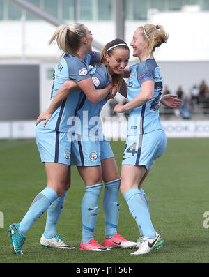 Manchester City's Kosovare Asllani (centre) célèbre marquant ainsi son premier but de l'équipe contre l'Olympique Lyonnais avec Toni Duggan (à gauche) et Keira Walsh (à droite) au cours de l'UEFA Women's Champions League, demi-finale match aller d'abord à l'Académie, le Stade de Manchester. Banque D'Images