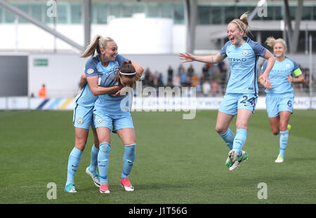 Manchester City's Kosovare Asllani (centre) célèbre marquant ainsi son premier but de l'équipe contre l'Olympique Lyonnais avec Toni Duggan (à gauche) et Keira Walsh (à droite) au cours de l'UEFA Women's Champions League, demi-finale match aller d'abord à l'Académie, le Stade de Manchester. Banque D'Images