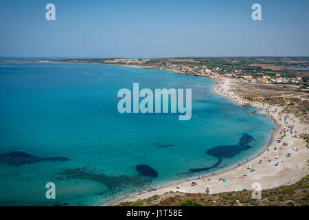 Vue de la plage de parasols colorés et méconnaissable dans la mer turquoise sur une journée ensoleillée. San Giovanni di Sinis côte, Sardaigne, Italie. Banque D'Images