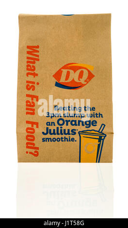 Winneconne, WI - 16 Avril 2017 : un Dairy Queen sac de papier sur un fond isolé. Banque D'Images