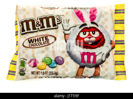 Winneconne, WI - 16 Avril 2017 : un sac de M&M's au chocolat blanc sur un fond isolé. Banque D'Images
