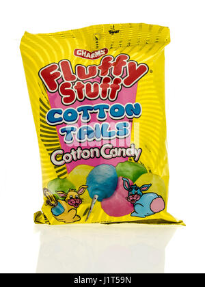 Winneconne, WI - 16 Avril 2017 : un sac de substance pelucheuse charmes queues coton Cotton Candy sur un fond isolé. Banque D'Images