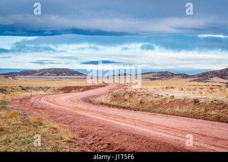 La saleté ranch road à pied dans le nord du Colorado, le paysage au début du printemps Banque D'Images
