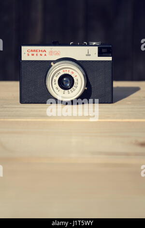 BOROTIN, RÉPUBLIQUE TCHÈQUE - 25 mars : Smena 8M ancien vintage caméra filtrée sur fond de bois le 25 mars 2017 à Borotin, République tchèque. Banque D'Images