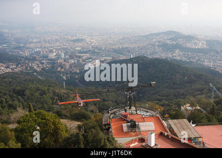 Barcelone, Espagne - 03 janvier 2017 : l'avion-carrousel dans un parc d'amusement sur la colline du Tibidabo à Barcelone Banque D'Images