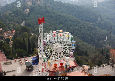 Barcelone, Espagne - 03 janvier 2017 : la grande roue dans un parc d'amusement sur la colline du Tibidabo à Barcelone Banque D'Images