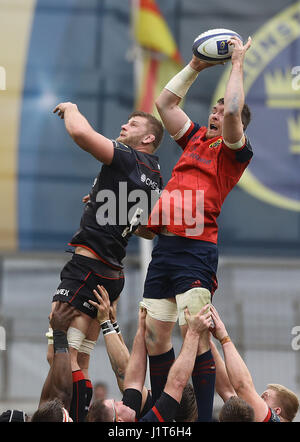 Le Munster Peter O'Mahony et Saracens' George Kruis au cours de l'European Champions Cup, match de demi-finale à l'Aviva Stadium de Dublin. Banque D'Images