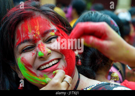 Célébrer Holi festival, Kolkata, Bengale occidental, Inde Banque D'Images