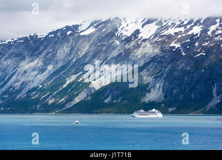 Bateau de croisière et d'un petit bateau en passant par le parc national Glacier Bay (Alaska). Banque D'Images