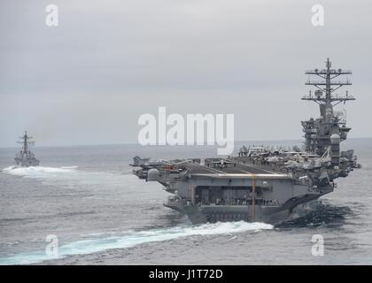 La Marine américaine de classe Nimitz porte-avions USS Nimitz lors d'opérations le 3 avril 2017 dans l'océan Pacifique. Banque D'Images