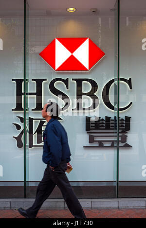 La Banque HSBC avec logo et inscription en chinois et en anglais Banque D'Images