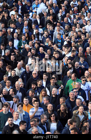 Fans sur Wembley loin devant les unis en FA Cup, match de demi-finale au stade de Wembley, Londres. Banque D'Images