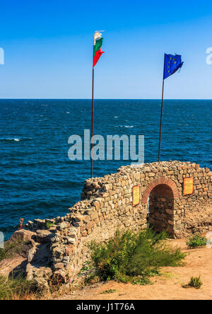 SOZOPOL, BULGARIE - 08 septembre 2013 : la tour nord avec entrée de la forteresse de Sozopol. Drapeau bulgare et européenne abow vague la Mer Noire sh Banque D'Images
