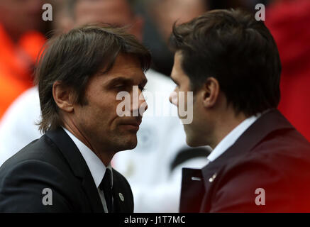 Gestionnaire de Chelsea Antonio Conte (à gauche) et Tottenham Hotspur manager Mauricio Pochettino unis au cours de la FA Cup, match de demi-finale au stade de Wembley, Londres. Banque D'Images