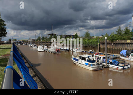 Bateaux au Port, jetées à Wisbech River Nene, Wisbech town, Fenland, Cambridgeshire, Angleterre, Royaume-Uni Banque D'Images